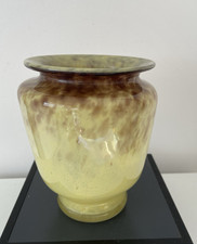 Vase en pate de verre .