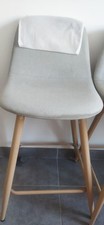 Vend 4 chaises hautes de bar en tissu gris.en tres bonne état . 