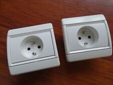 VINTAGE 2 PRISES DE COURANT AVEC TERRE  ARNOULD CLUB BLANC