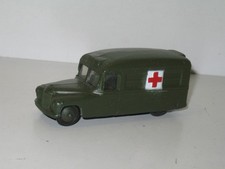 DINKY TOYS, Daimler ambulance militaire vitré