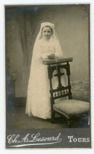 Photo CDV vintage Lesourd Tours, une communiante pose communion aube missel