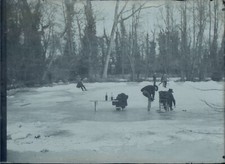 PLAQUE PHOTO VERRE 18 x 13 CM , NEGATIF DATE DE 1891 - HOMME , PATINS SUR GLACE