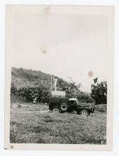 PHOTO amateur SNAPSHOT 1957, michel réparant une antenne camion ancien