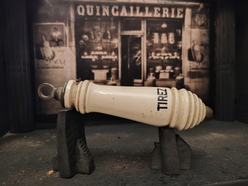 Sur fond quincaillerie - sur,