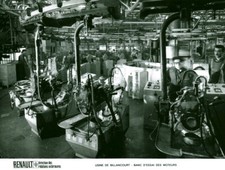 Photo de presse ancienne Renault voiture automobile banc d'essai des moteurs 