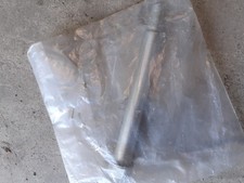 Axe de moyeu  roue avant scooter Peugeot  Speed Fight 1 et 2 diamètre 17mm