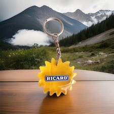 Superbe ancien porte clés ricard en plastique dur