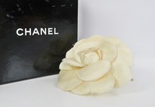 Authentique broche camélia en tissu blanc CHANEL #58757