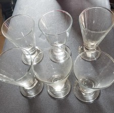 ensemble de six verres à pied