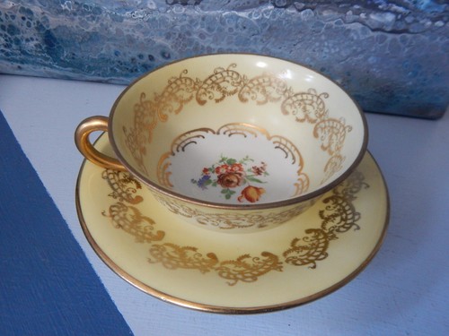 Tasse sous porcelaine - et,