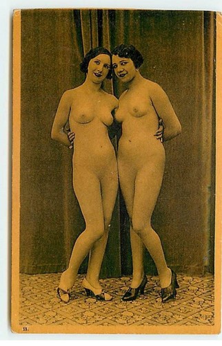 Nus deux jeunes femmes nues - jeunes,