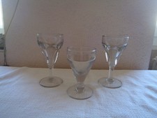 3 GRANDS VERRES  À PIED DE