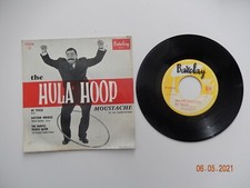 45 tours Moustache "the hula