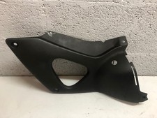 UN CARENAGE SOUS SELLE GAUCHE