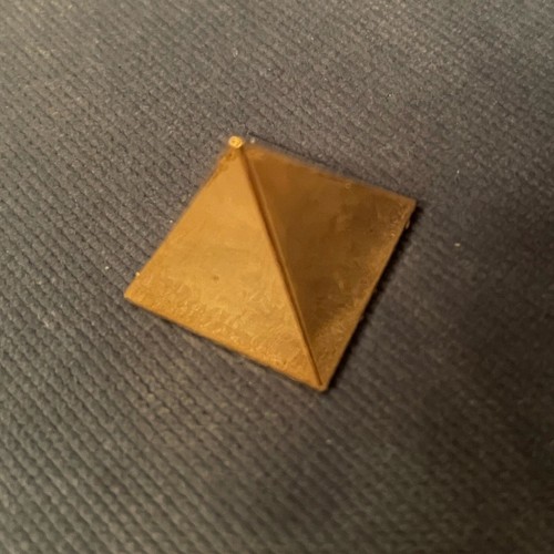 Amulette pyramidale doré - amulette,