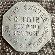 JETON AUTO SKOOTER CHEMIN. BON POUR 1 VOITURE . 1 ou 2 PERSONNES (1321) TORDU.