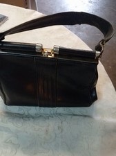 Sac à main vintage en cuir noir – fermoir métallique – intérieur compartimenté –