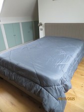 Lot : 1 couette en microfibre 240 x 220 cm , en bon état .