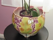 Cache pot en faience et relief de barbotine Saint Clément