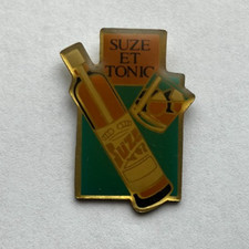 42 - Pin's BOUTEILLE DE SUZE ALCOOL  (Gros Glaçons)