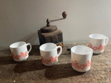 4 tasses Arcopal vintage. Couleur blanche orange . Magnifique 