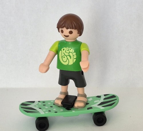 Enfant vert sur planche de - sur,