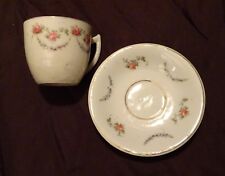 Ancienne tasse et soucoupe en porcelaine  décor de roses et guirlandes de fleurs