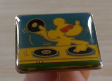 RARE PIN'S DISNEY MICKEY EN DJ