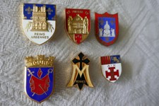 insignes médailles broches religieux différentes villes fabricant DECAT et autre