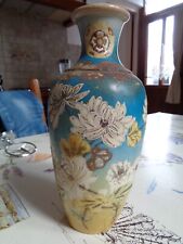 ANCIEN VASE EN FAIENCE GRES DE CHINE ASIATIQUE FLEURIE EMAILLEE EN RELIEF SIGNEE