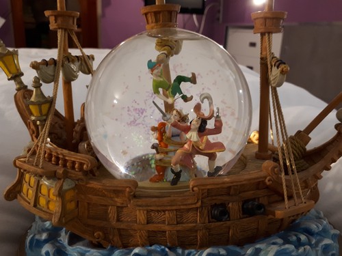 Snowglobe disney bateau peter - disney,