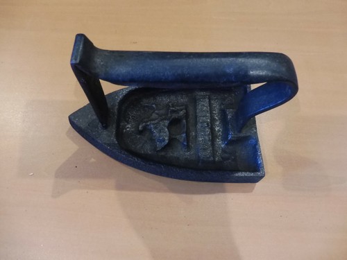 Ancien fer repasser - ,