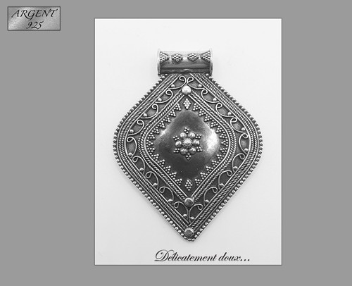 Très beau pendentif tout - très,