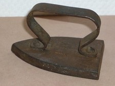  JOUET ANCIEN FER A REPASSER EN FONTE DE DINETTE POUPEE  JM XIX EME IRONER