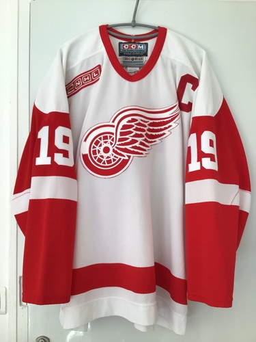 Yzerman detroit red wings - red,
