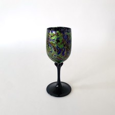 Verre à pied Luminarc France années 80 en verre noir, décor pailleté multicolore