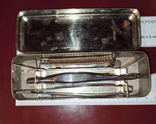 Matériel Médical année 50 Boîte stérilisation agrafe, double pince, agrafeuse...