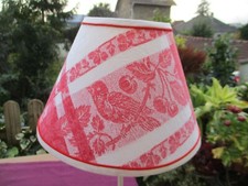 abat-jour conique serviette damassée oiseau cerise collés sur polyphane vintage