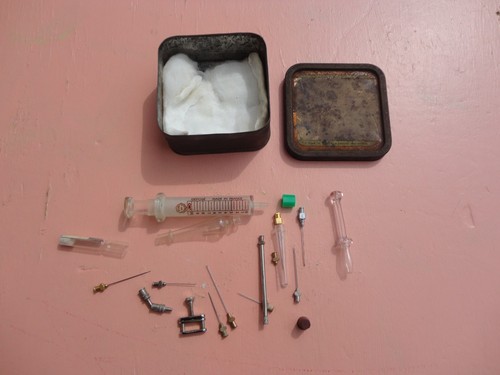 Ancien kit médical - , –