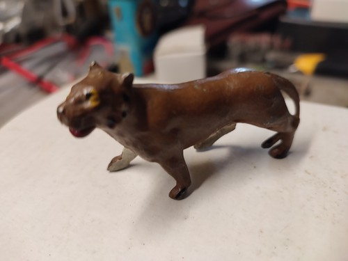 Lionne qui marche - , plomb