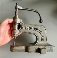 superbe presse en fonte  DAUDE n° 12 - 4,900 kg