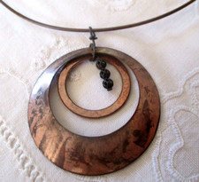 Beau collier fil rigide grand pendentif cercles EN CUIVRE ROUGE bijou rétro