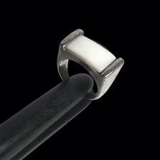 BAGUE EN METAL ARGENTE NACRE Du Créateur  MARC LABAT TAILLE 51