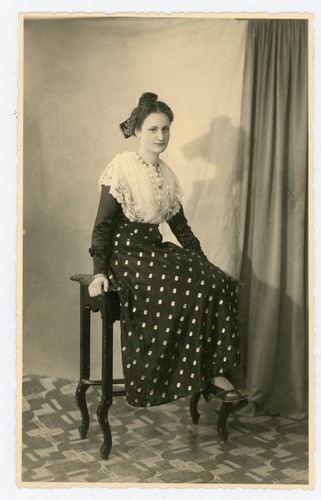 Carte photo une - une, arlésienne