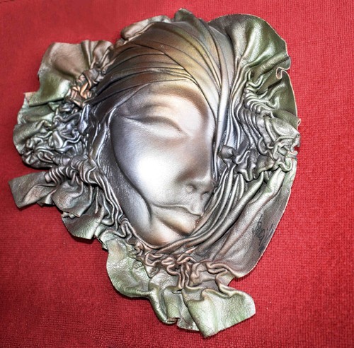Masque mural cuir - en,