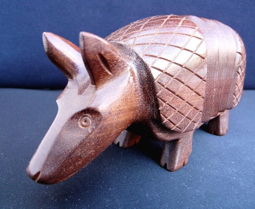 Sculpture tatou ou - de, (ou