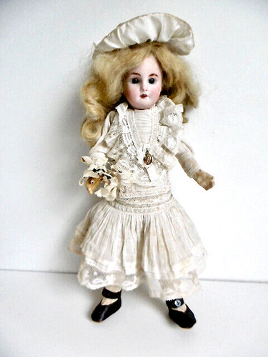 Jolie poupée ancienne - poupÉe,