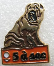 Pin's 5 à Sec avec un Chien Dog Sharpeï #804
