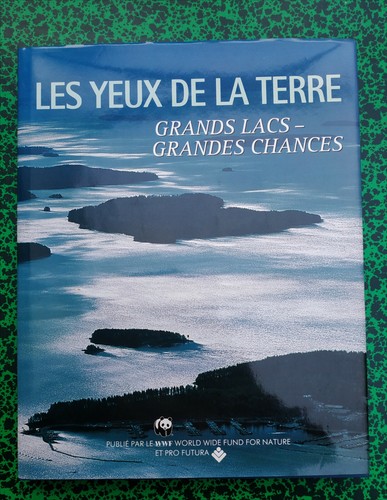 Livre les yeux terre - livre,