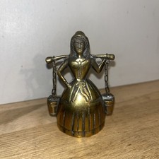 Cloche Clochette en Bronze? Laiton? Paysanne Porteuse D’eau Coiffe Robe Longue
